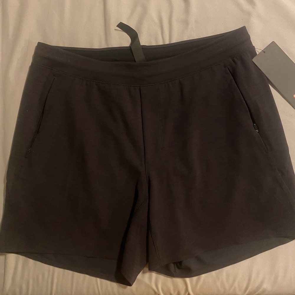 New with tags Mens Lululemon Athletica Black Athletic Shorts Streamlined Design